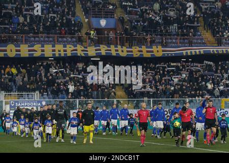 Genua, Italien. 13. Februar 2023. Italien, Genua, 13 2023. februar: Die Teams betreten das Spielfeld und begeben sich zum Mittelfeld für die Spielpräsentation während des Fußballspiels SAMPDORIA gegen FC INTER, Serie A 2022-2023 day22 im Ferraris-Stadion (Foto: Fabrizio Andrea Bertani/Pacific Press/Sipa USA). Guthaben: SIPA USA/Alamy Live News Stockfoto