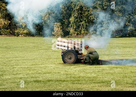 Ein deutscher Mörser feuert auf amerikanische Truppen auf dem Schlachtfeld des Zweiten Weltkriegs während einer Nachstellung im American Heritage Museum. Hudson, Massachusetts Stockfoto