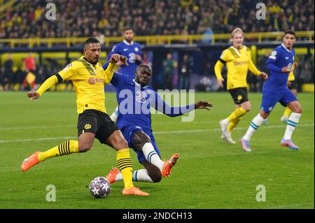 Borussia Dortmunds Sebastien Haller hat einen Torschuss, der von Chelsea's Kalidou Koulibaly während des UEFA Champions League-Spiels in der 16. Runde im Signal Iduna Park in Dortmund verteidigt wurde. Bilddatum: Mittwoch, 15. Februar 2023. Stockfoto