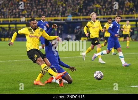 Borussia Dortmunds Sebastien Haller hat einen Torschuss, der von Chelsea's Kalidou Koulibaly während des UEFA Champions League-Spiels in der 16. Runde im Signal Iduna Park in Dortmund verteidigt wurde. Bilddatum: Mittwoch, 15. Februar 2023. Stockfoto