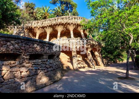 Der Viadukt an der Gaudi Architektur an der Park Güell in Barcelona, Spanien Stockfoto