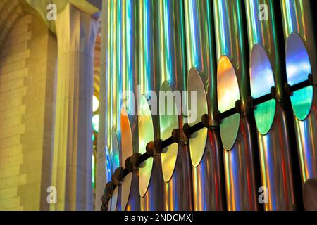 Detail der Orgelpfeifen im Inneren der Basilika Sagrada Familia von Antoni Gaudi in Barcelona, Spanien Stockfoto