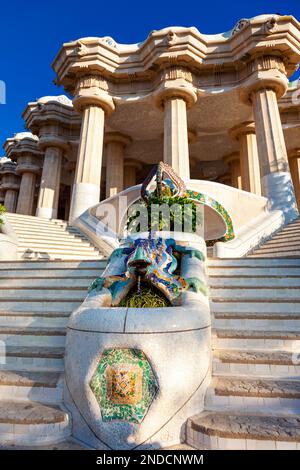 Salamander am Escalinata Monumental (Monumental Stairway) und Hypostyle Room auf der Rückseite, Park Güell in Barcelona, Spanien Stockfoto