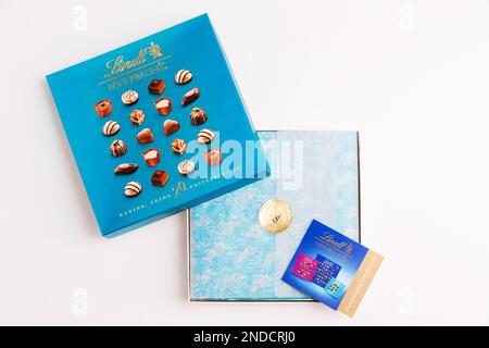 Zürich, Schweiz - Januar 7 2023: Lindt Mini Pralines Box. Nahaufnahme einer offenen kleinen Geschenkbox mit Süßigkeiten aus Schweizer Schokolade im weißen, flachen Hintergrund. Stockfoto