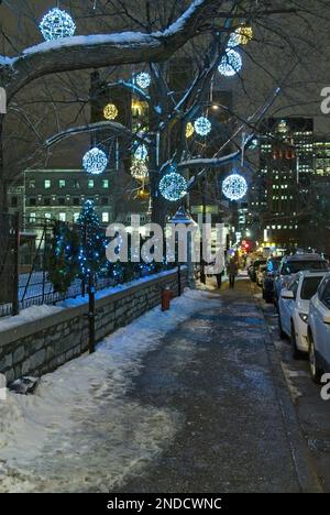 Rue Notre-Dame est à Montréal la nuit en hiver en hiver avec les décorations illuminées de Noël. Notre-Dame East Street in Montreal mit weihnachtsdez Stockfoto