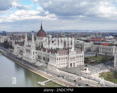 Budapester Wahrzeichen aus der Vogelperspektive auf das ungarische Parlamentsgebäude und die Donau im Stadtbild Stockfoto