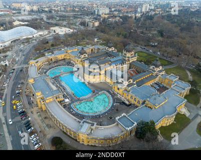 Thermalbad Szechenyi in Budapest, Ungarn. Leute im Wasserpool. Drohnen-Perspektive. Stockfoto