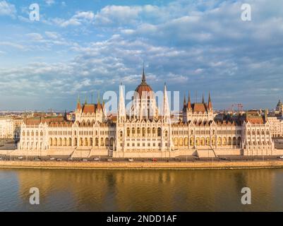 Blick auf das berühmte ungarische Parlamentsgebäude von Budapest und die Donau aus Sicht der Drohne im Stadtbild Stockfoto