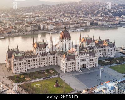 Erkunden Sie Budapest aus der Vogelperspektive vom ungarischen Parlamentsgebäude und der Donau in der Stadtlandschaft aus der Sicht der Drohne Stockfoto