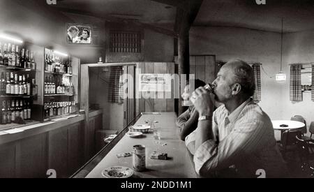 Männer in der Bar in Sidney, Montana, schauen Howard Cowell und interviewen den Boxer Muhammed Ali im Fernsehen nach Alis World Heavyweight Boxing Championship-Kampf Stockfoto