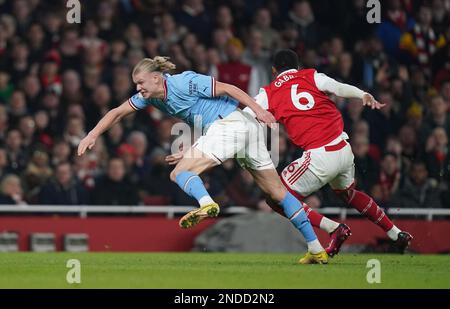 Arsenals Gabriel vergibt eine Strafe für ein Foul im Erling Haaland von Manchester City, bevor sie nach einem VAR-Check während des Premier League-Spiels im Emirates Stadium, London, für einen Gegner gekündigt wird. Bilddatum: Mittwoch, 15. Februar 2023. Stockfoto