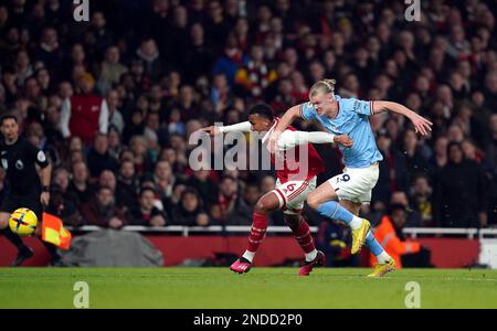 Arsenals Gabriel vergibt eine Strafe für ein Foul im Erling Haaland von Manchester City, bevor sie nach einem VAR-Check während des Premier League-Spiels im Emirates Stadium, London, für einen Gegner gekündigt wird. Bilddatum: Mittwoch, 15. Februar 2023. Stockfoto