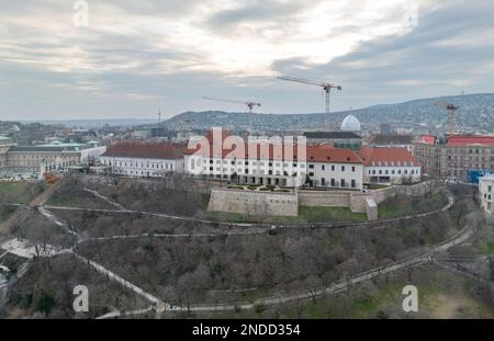 Sandorpalast und Karmelitenkloster in Budapest, Ungarn. Großes neoklassizistisches Gebäude, 1806 erbaut. Büro und Wohnsitz des Präsidenten von Ungarn Stockfoto