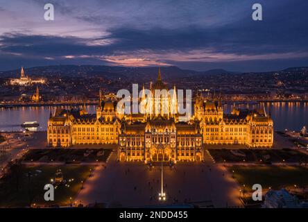 Das ungarische Parlamentsgebäude in Budapest Bietet einen Blick aus der Vogelperspektive über die Donau. Nacht Stockfoto