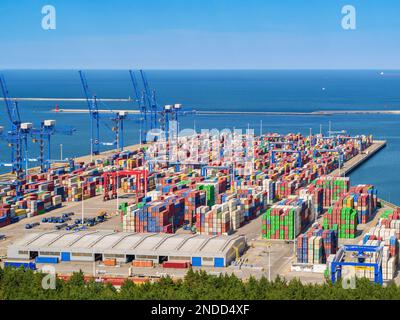 Deepwater Container Terminal im nördlichen Hafen von Danzig, Polen. Luftlandschaft. Stockfoto