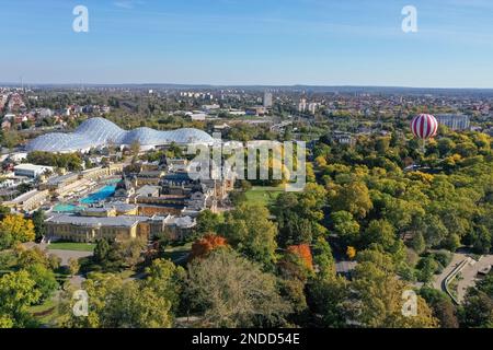 Das Szechenyi Spa ist einer der größten Spa-komplexe Europas im Budapester Stadtpark. Im Hintergrund befinden sich der Capital Circus und der Capital Zoo - Buda Stockfoto