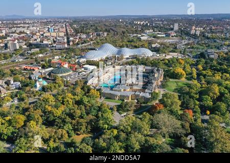 Das Szechenyi Spa ist einer der größten Spa-komplexe Europas im Budapester Stadtpark. Im Hintergrund befinden sich der Capital Circus und der Capital Zoo - Buda Stockfoto