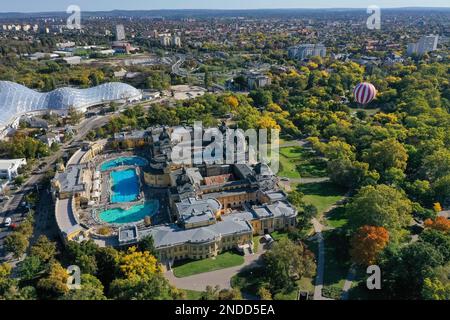 Das Szechenyi Spa ist einer der größten Spa-komplexe Europas im Budapester Stadtpark. Im Hintergrund befinden sich der Capital Circus und der Capital Zoo - Buda Stockfoto