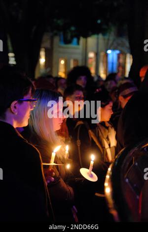 Kerzenlicht Vigil für Brianna Ghey (Manchester). Sackville Gardens, Manchester, Großbritannien. 15. Februar 2023 Eine Candlelight-Wache für Brianna Ghey, eine Transgender-Frau, die am Samstag, den 11. Februar, in Culcheth Linear Park, Warrington, Cheshire, erstochen wurde. Sie war 16 Jahre alt. Ein Mädchen aus Warrington, Cheshire und ein Junge aus Leigh, Lancashire, beide im Alter von 15 Jahren, wurden wegen Mordes angeklagt. Credit Mark Lear/Alamy Live News Stockfoto