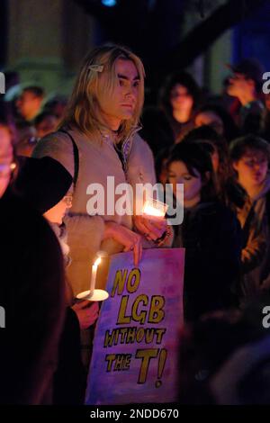 Kerzenlicht Vigil für Brianna Ghey (Manchester). Sackville Gardens, Manchester, Großbritannien. 15. Februar 2023 Eine Candlelight-Wache für Brianna Ghey, eine Transgender-Frau, die am Samstag, den 11. Februar, in Culcheth Linear Park, Warrington, Cheshire, erstochen wurde. Sie war 16 Jahre alt. Ein Mädchen aus Warrington, Cheshire und ein Junge aus Leigh, Lancashire, beide im Alter von 15 Jahren, wurden wegen Mordes angeklagt. Credit Mark Lear/Alamy Live News Stockfoto