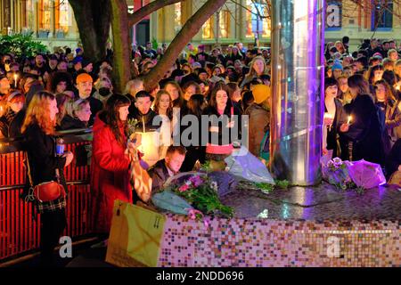 Kerzenlicht Vigil für Brianna Ghey (Manchester). Sackville Gardens, Manchester, Großbritannien. 15. Februar 2023 Eine Candlelight-Wache für Brianna Ghey, eine Transgender-Frau, die am Samstag, den 11. Februar, in Culcheth Linear Park, Warrington, Cheshire, erstochen wurde. Sie war 16 Jahre alt. Ein Mädchen aus Warrington, Cheshire und ein Junge aus Leigh, Lancashire, beide im Alter von 15 Jahren, wurden wegen Mordes angeklagt. Credit Mark Lear/Alamy Live News Stockfoto