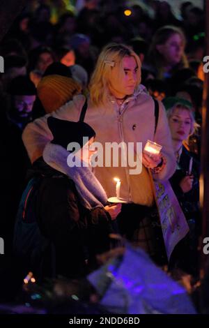 Kerzenlicht Vigil für Brianna Ghey (Manchester). Sackville Gardens, Manchester, Großbritannien. 15. Februar 2023 Eine Candlelight-Wache für Brianna Ghey, eine Transgender-Frau, die am Samstag, den 11. Februar, in Culcheth Linear Park, Warrington, Cheshire, erstochen wurde. Sie war 16 Jahre alt. Ein Mädchen aus Warrington, Cheshire und ein Junge aus Leigh, Lancashire, beide im Alter von 15 Jahren, wurden wegen Mordes angeklagt. Credit Mark Lear/Alamy Live News Stockfoto