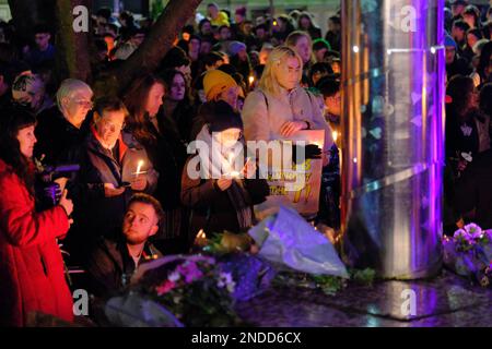 Kerzenlicht Vigil für Brianna Ghey (Manchester). Sackville Gardens, Manchester, Großbritannien. 15. Februar 2023 Eine Candlelight-Wache für Brianna Ghey, eine Transgender-Frau, die am Samstag, den 11. Februar, in Culcheth Linear Park, Warrington, Cheshire, erstochen wurde. Sie war 16 Jahre alt. Ein Mädchen aus Warrington, Cheshire und ein Junge aus Leigh, Lancashire, beide im Alter von 15 Jahren, wurden wegen Mordes angeklagt. Credit Mark Lear/Alamy Live News Stockfoto