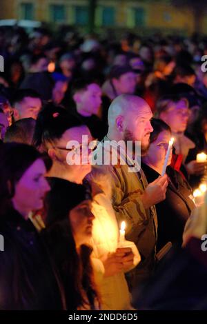 Kerzenlicht Vigil für Brianna Ghey (Manchester). Sackville Gardens, Manchester, Großbritannien. 15. Februar 2023 Eine Candlelight-Wache für Brianna Ghey, eine Transgender-Frau, die am Samstag, den 11. Februar, in Culcheth Linear Park, Warrington, Cheshire, erstochen wurde. Sie war 16 Jahre alt. Ein Mädchen aus Warrington, Cheshire und ein Junge aus Leigh, Lancashire, beide im Alter von 15 Jahren, wurden wegen Mordes angeklagt. Credit Mark Lear/Alamy Live News Stockfoto