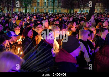 Kerzenlicht Vigil für Brianna Ghey (Manchester). Sackville Gardens, Manchester, Großbritannien. 15. Februar 2023 Eine Candlelight-Wache für Brianna Ghey, eine Transgender-Frau, die am Samstag, den 11. Februar, in Culcheth Linear Park, Warrington, Cheshire, erstochen wurde. Sie war 16 Jahre alt. Ein Mädchen aus Warrington, Cheshire und ein Junge aus Leigh, Lancashire, beide im Alter von 15 Jahren, wurden wegen Mordes angeklagt. Credit Mark Lear/Alamy Live News Stockfoto