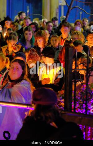 Kerzenlicht Vigil für Brianna Ghey (Manchester). Sackville Gardens, Manchester, Großbritannien. 15. Februar 2023 Eine Candlelight-Wache für Brianna Ghey, eine Transgender-Frau, die am Samstag, den 11. Februar, in Culcheth Linear Park, Warrington, Cheshire, erstochen wurde. Sie war 16 Jahre alt. Ein Mädchen aus Warrington, Cheshire und ein Junge aus Leigh, Lancashire, beide im Alter von 15 Jahren, wurden wegen Mordes angeklagt. Credit Mark Lear/Alamy Live News Stockfoto