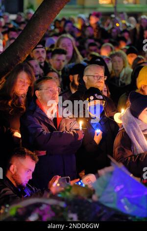 Kerzenlicht Vigil für Brianna Ghey (Manchester). Sackville Gardens, Manchester, Großbritannien. 15. Februar 2023 Eine Candlelight-Wache für Brianna Ghey, eine Transgender-Frau, die am Samstag, den 11. Februar, in Culcheth Linear Park, Warrington, Cheshire, erstochen wurde. Sie war 16 Jahre alt. Ein Mädchen aus Warrington, Cheshire und ein Junge aus Leigh, Lancashire, beide im Alter von 15 Jahren, wurden wegen Mordes angeklagt. Credit Mark Lear/Alamy Live News Stockfoto