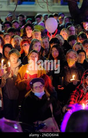 Kerzenlicht Vigil für Brianna Ghey (Manchester). Sackville Gardens, Manchester, Großbritannien. 15. Februar 2023 Eine Candlelight-Wache für Brianna Ghey, eine Transgender-Frau, die am Samstag, den 11. Februar, in Culcheth Linear Park, Warrington, Cheshire, erstochen wurde. Sie war 16 Jahre alt. Ein Mädchen aus Warrington, Cheshire und ein Junge aus Leigh, Lancashire, beide im Alter von 15 Jahren, wurden wegen Mordes angeklagt. Credit Mark Lear/Alamy Live News Stockfoto