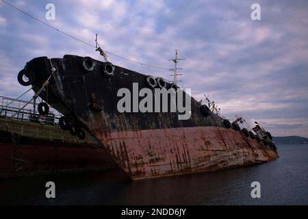 Berühmtes Rusty Shipwreck auf dem Friedhof der Schiffe in Eleusina Stockfoto