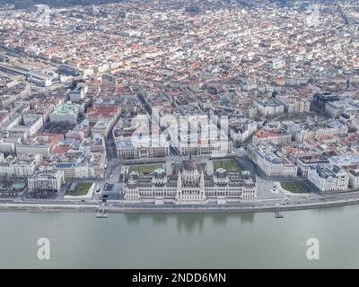 Budapest Bester Luftblick auf das ungarische Parlamentsgebäude und die Donau im Stadtbild aus der Sicht der Drohne Stockfoto