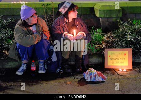 Kerzenlicht Vigil für Brianna Ghey (Manchester). Sackville Gardens, Manchester, Großbritannien. 15. Februar 2023 Eine Candlelight-Wache für Brianna Ghey, eine Transgender-Frau, die am Samstag, den 11. Februar, in Culcheth Linear Park, Warrington, Cheshire, erstochen wurde. Sie war 16 Jahre alt. Ein Mädchen aus Warrington, Cheshire und ein Junge aus Leigh, Lancashire, beide im Alter von 15 Jahren, wurden wegen Mordes angeklagt. Credit Mark Lear/Alamy Live News Stockfoto