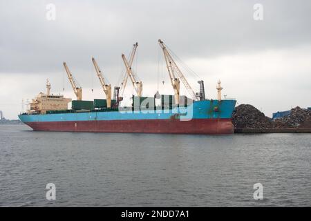 Festsitzende Frachtschiff-Be- oder Entladung von Metallschrott Stockfoto