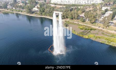 Eine Drohnenaufnahme des Brunnens im Echo Park Lake an einem sonnigen Tag in Los Angeles, Kalifornien Stockfoto