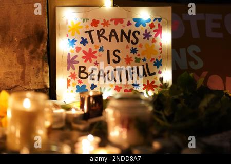 Kerzen mit einem Schild vor dem Bildungsministerium in London, während Mitglieder der Öffentlichkeit eine Kerzenwache zum Gedenken an die transsexuelle Teenagerin Brianna Ghey besuchen, die am Samstag in einem Park tödlich erstochen wurde. Die 16-jährige aus Birchwood in Warrington, Cheshire, wurde gefunden, als sie verwundet auf einem Pfad in Linear Park, Culcheth, lag. Bilddatum: Mittwoch, 15. Februar 2023. Stockfoto