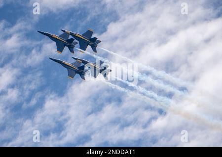 US Navy Blue Angels Demonstrationsteam tritt über dem Golf von Mexiko auf. Stockfoto