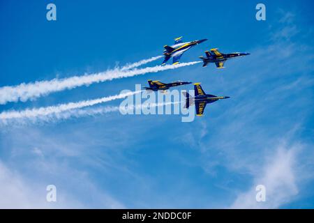 US Navy Blue Angels Demonstrationsteam tritt über dem Golf von Mexiko auf. Stockfoto