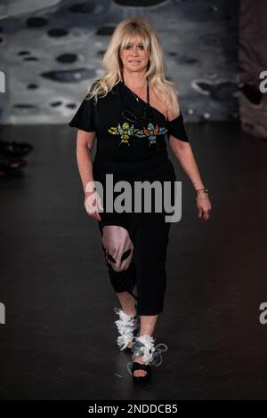 Jo Wood auf dem Laufsteg während der Show der Londoner Fashion Week im hundert Shoreditch im Osten Londons. Bilddatum: Mittwoch, 15. Februar 2023. Stockfoto