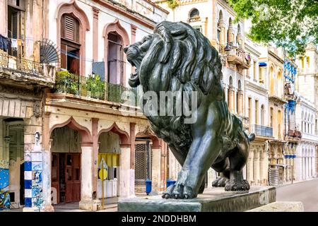 Bronzelöwen bewachen den Boulevard Paseo del Prado (auch Paseo de Marti genannt) in Havanna, Kuba. Stockfoto