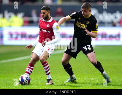 Nahki Wells (links) in Bristol City und Charlie Hughes von Wigan Athletic kämpfen beim Sky Bet Championship Match in Ashton Gate, Bristol, um den Ball. Bilddatum: Mittwoch, 15. Februar 2023. Stockfoto