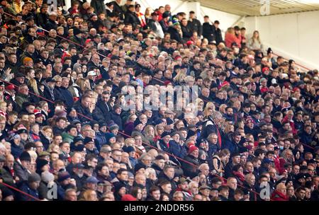 Bristol City Fans auf den Tribünen während des Sky Bet Championship-Spiels in Ashton Gate, Bristol. Bilddatum: Mittwoch, 15. Februar 2023. Stockfoto