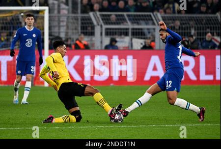 Dortmund, Deutschland. 15. Februar 2023. Fußball: Champions League, Borussia Dortmund - Chelsea FC, K.O.-Runde, 16. Runde, erste Etappe, Signal Iduna Park. Dortmunds Jude Bellingham (l) und Chelsea Ruben Loftus-Wange kämpfen um den Ball. Kredit: Federico Gambarini/dpa/Alamy Live News Stockfoto