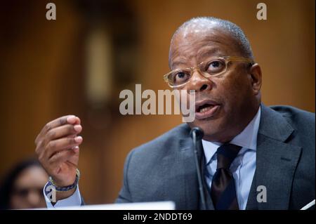 Washington, Vereinigte Staaten. 15. Februar 2023. Todd Robinson, Assistant Secretary of State Bureau of International Narcotics and Law Enforcement Affairs, USA Außenministerium, beantwortet Fragen während einer Anhörung des Senatsausschusses für Auswärtige Beziehungen, um die Bekämpfung des unerlaubten Fentanylhandels im Dirksen Senatbürogebäude in Washington, DC, am Mittwoch, den 15. Februar 2023 zu untersuchen. Kredit: Rod Lamkey/CNP/dpa/Alamy Live News Stockfoto