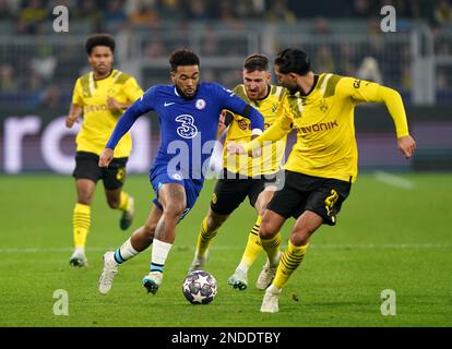 Reece James von Chelsea und Emre von Borussia Dortmund können während der UEFA Champions League, Runde 16 im Signal Iduna Park, Dortmund, Deutschland, in Aktion treten. Bilddatum: Mittwoch, 15. Februar 2023. Stockfoto