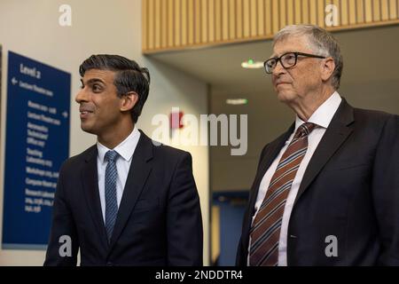 Premierminister Rishi Sunak am Imperial College in London mit Bill Gates trifft sich mit Entwicklern innovativer Technologien. H2GO Power, das auf dem Innovationskampus des Imperial College London in White City ansässig ist, entwickelt revolutionäre intelligente Technologien für den Austausch von Wasserstoff, der gespeichert und verwaltet wird.London, Vereinigtes Königreich. 15. Februar 2023. Kredit: Jeff Gilbert/Alamy Live News Stockfoto