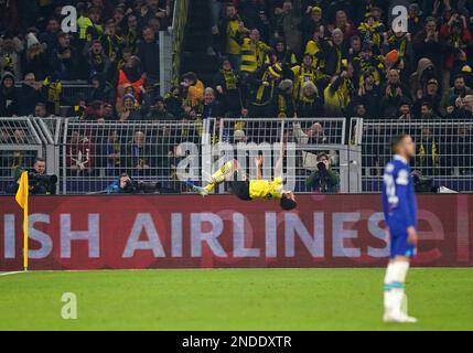 Borussia Dortmunds Karim Adeyemi feiert das erste Tor seiner Seite im Spiel während der UEFA Champions League, Runde 16 im Signal Iduna Park, Dortmund, Deutschland. Bilddatum: Mittwoch, 15. Februar 2023. Stockfoto