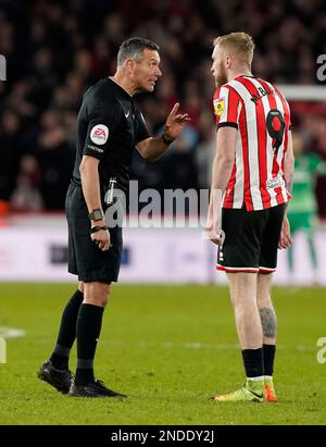 Sheffield, Großbritannien. 15. Februar 2023. Oliver McBurnie von Sheffield Utd spricht mit Schiedsrichter Andre Marriner während des Sky Bet Championship-Spiels in Bramall Lane, Sheffield. Der Bildausdruck sollte lauten: Andrew Yates/Sportimage Credit: Sportimage/Alamy Live News Stockfoto